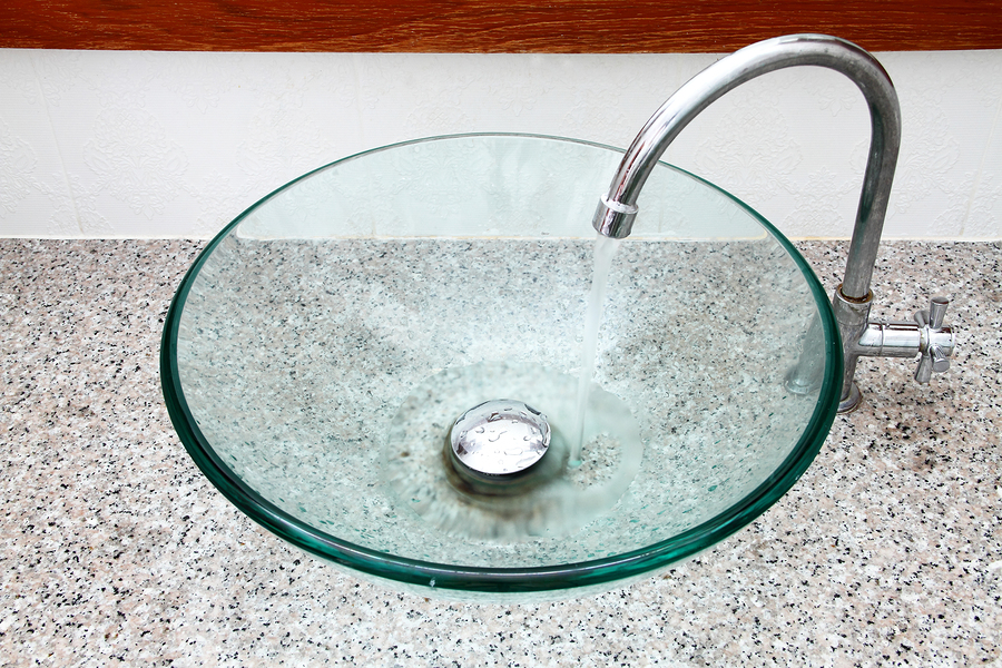 Eine Waschschüssel aus Glas verleiht jedem Bad einem extravaganten Hingucker.